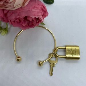 🎁#3️⃣2️⃣3️⃣🍒 Authentic Louis Vuitton Padlock + 1 one key